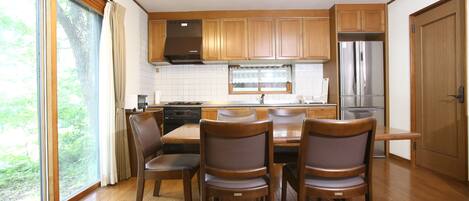 Apartment, 6 Bedrooms | In-room dining