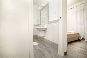 Chambre Double | Salle de bain | Douche, sèche-cheveux, bidet, serviettes fournies