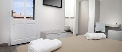 Tweepersoonskamer | 1 slaapkamer, een kluis op de kamer, een bureau, gratis wifi