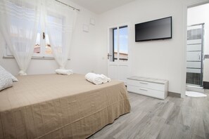 Double Room | 1 bedroom, desk, free WiFi, bed sheets