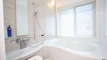 Separate tub and shower, deep soaking tub, free toiletries, hair dryer