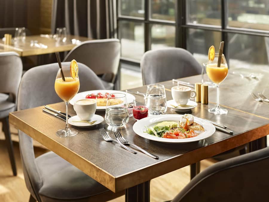 Sarapan bufet setiap hari (EUR 21 seorang)