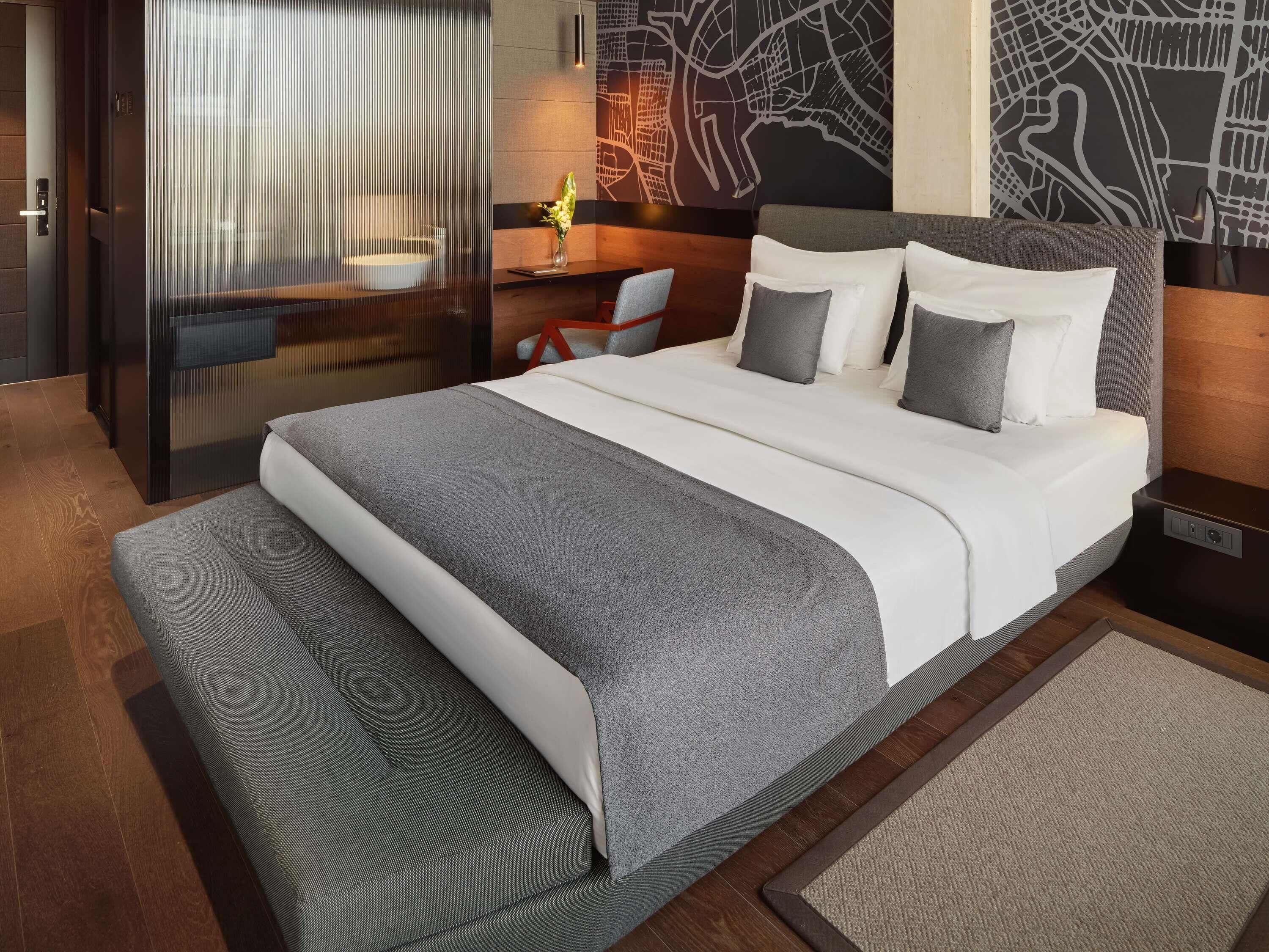 Literie de qualité, lit avec matelas à plateau-coussin, minibar