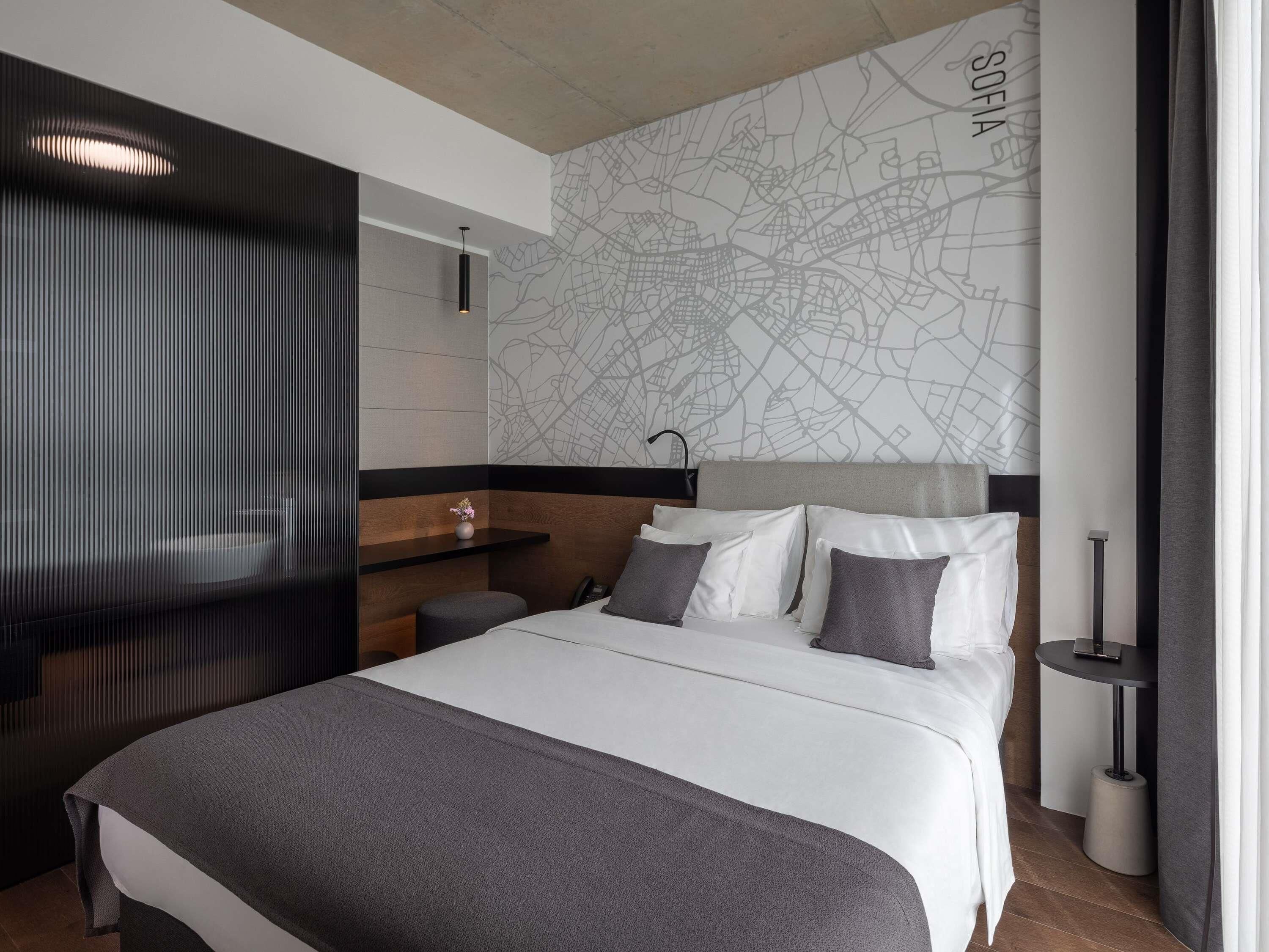 Superior Room, 1 Queen Bed | Premium bedding, pillow-top beds, minibar, in-room safe