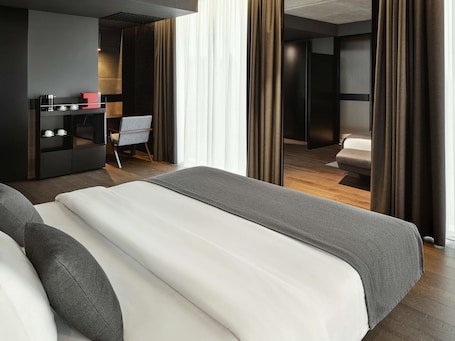 Executive Room, 1 King Bed | Premium bedding, pillowtop beds, minibar, in-room safe. Mövenpick Zagreb
