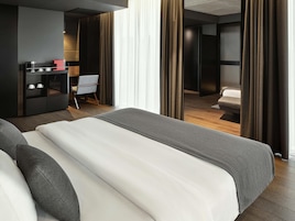 Habitación ejecutiva, 1 cama de matrimonio grande | Ropa de cama de alta calidad, colchones con acolchado adicional, minibar