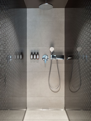 Douche, articles de toilette griffés, séchoir à cheveux, pantoufles