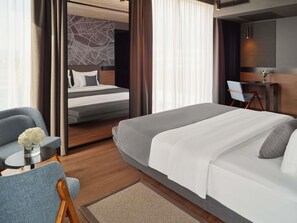 Ropa de cama de alta calidad, camas con pillow-top y minibar