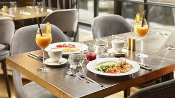 Petit déjeuner buffet (21 EUR par personne)