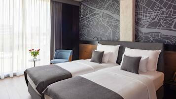 Kamar Deluks, 2 Tempat Tidur Twin | Seprai premium, bantalan ekstra lembut, minibar, dan brankas