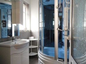 Villa, piscina privada, vistas al mar | Baño | Artículos de higiene personal gratuitos, secador de pelo, bidé y toallas