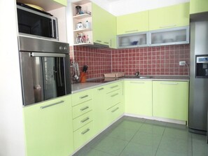 Vila, piscina particular, vista para o mar | Cozinha privada | Geladeira grande, fogão, cooktop, lava-louças
