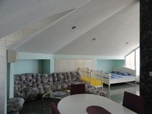 6 chambres, coffres-forts dans les chambres, bureau