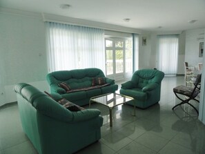 Villa, piscina privada, vistas al mar | Zona de estar | Una televisión de pantalla plana