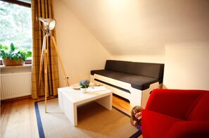 舒适四人房 | 起居区 | 平板电视