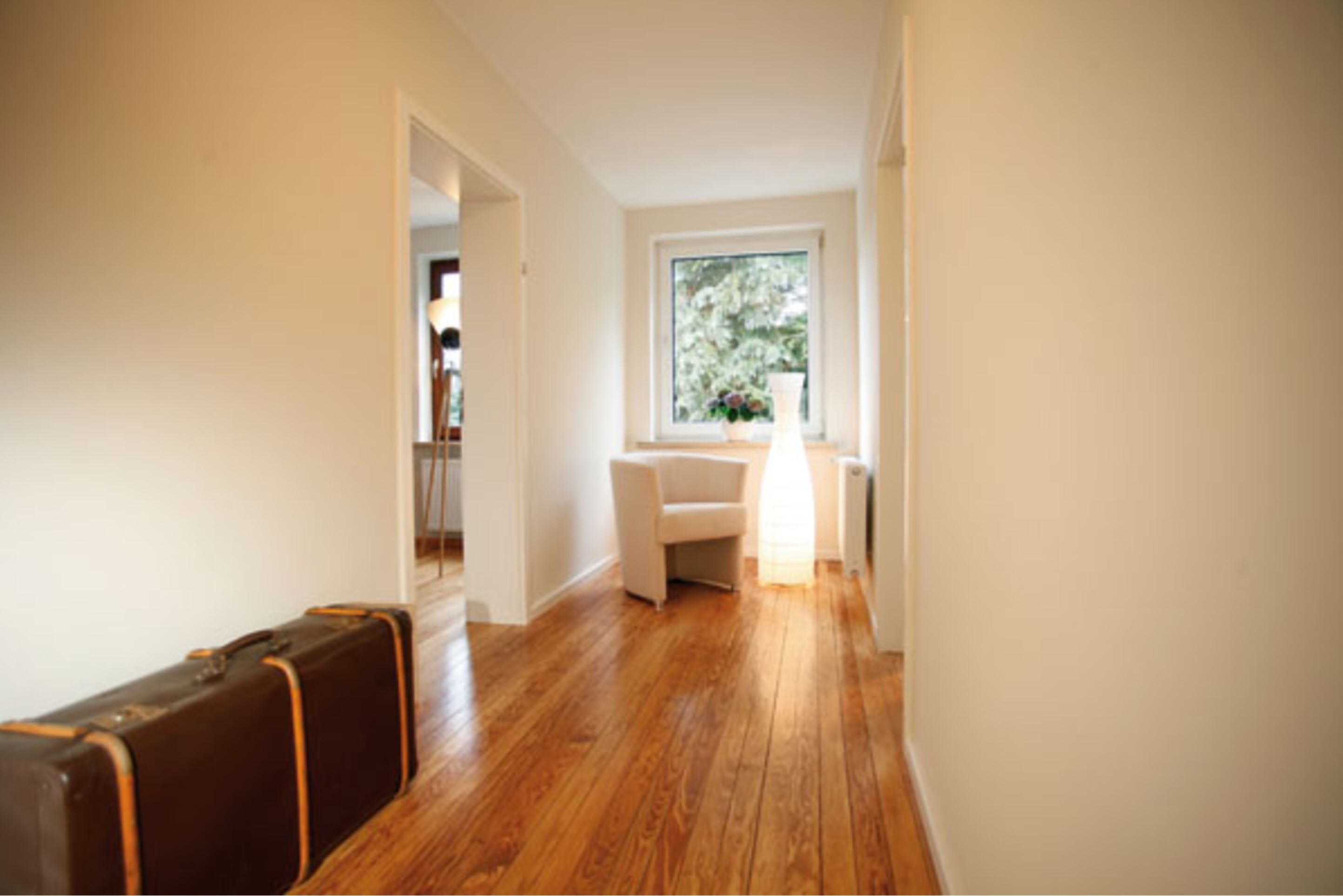 Habitación cuádruple Confort | Zona de estar | Una televisión de pantalla plana
