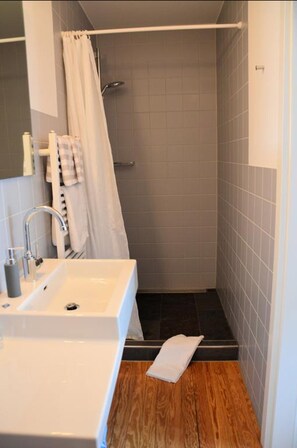 Shower, hair dryer, towels - Hotel Schlafschön (Hann. Muenden)