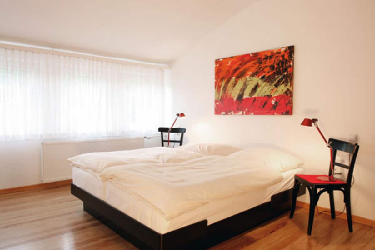 Doppia Standard | Biancheria da letto ipoallergenica, una scrivania, insonorizzazione