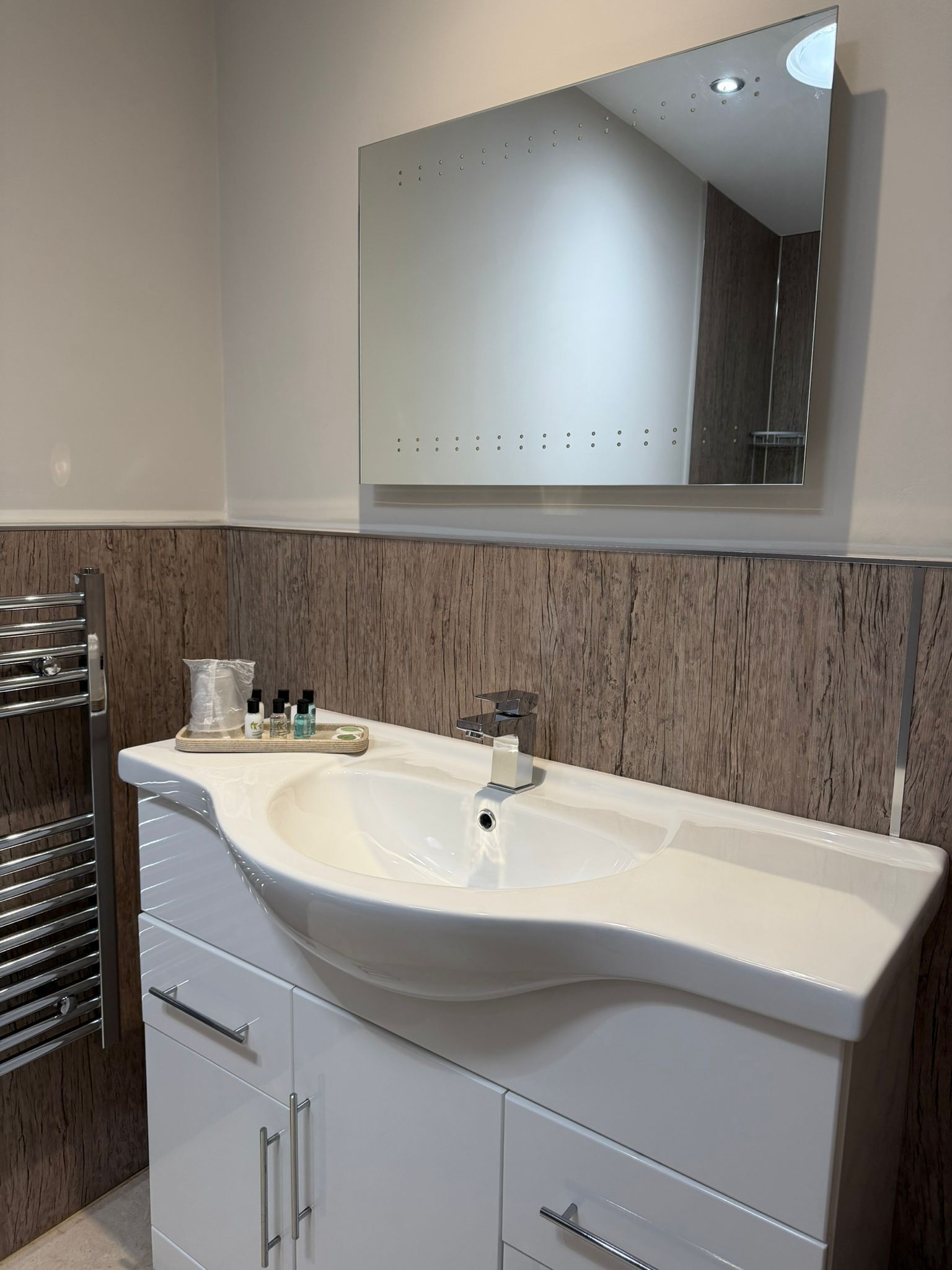 Kahden hengen huone, lisärakennuksessa | Kylpyhuone | Suihku, hiustenkuivaaja, tohvelit, pyyhkeet