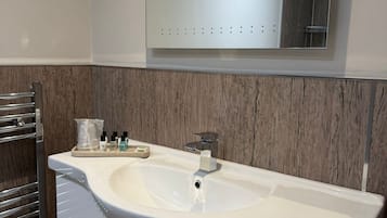 Quarto casal, em edifício anexo | Banheiro | Chuveiro, secador de cabelo, chinelos, toalhas de banho