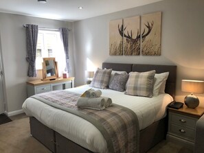 Soundproofing, free WiFi, bed sheets, wheelchair access - De Courceys Manor Cottages (Cardiff)