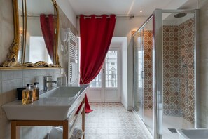 Dobbeltrom – deluxe, 1 soverom, privat bad, byutsikt | Bad | Regndusjhode, designertoalettartikler, hårføner og tøfler