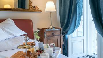 Chambre Double Deluxe, vue ville | Restauration dans la chambre