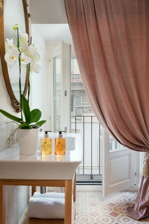 Vòi sen phun mưa, đồ dùng nhà tắm được thiết kế riêng, máy sấy tóc