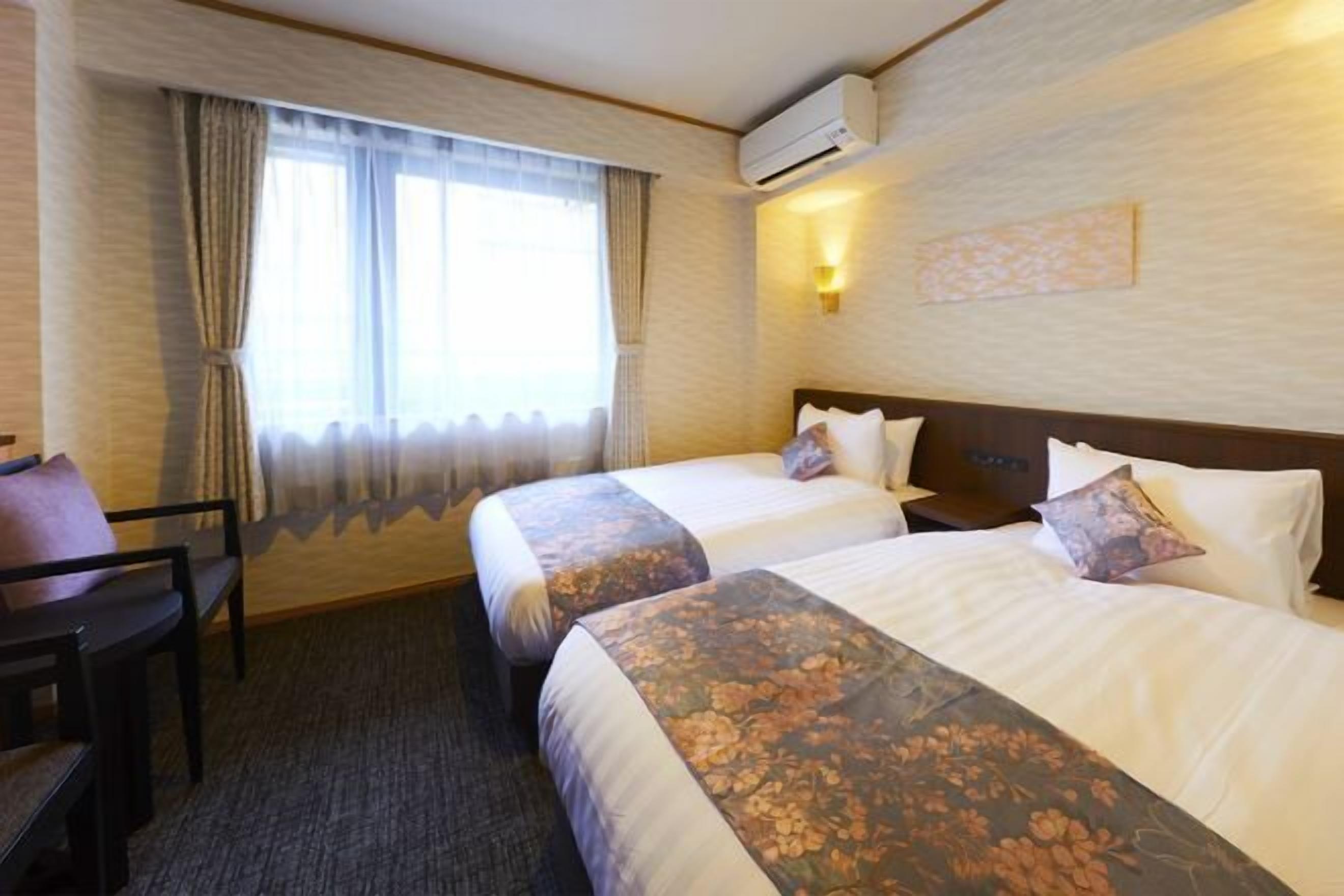 Untuvapeitot, tallelokero huoneessa, pimennysverhot, äänieristys