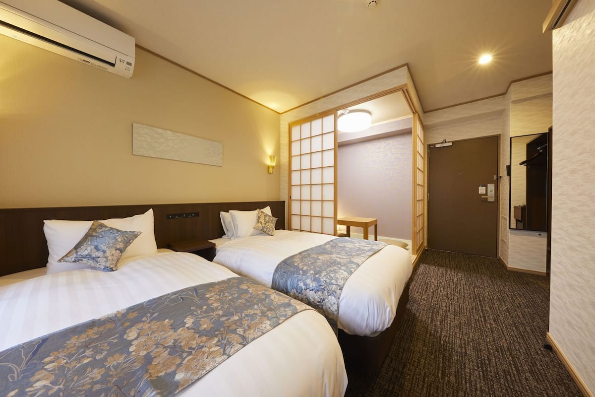 Down comforters, in-room safe, blackout drapes, soundproofing