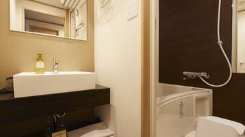 Separate bathtub and shower, deep-soaking bathtub, free toiletries