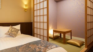 Et traditionelt japansk værelse med tatamimåtter, et lavt træbord og en shoji-skærm.