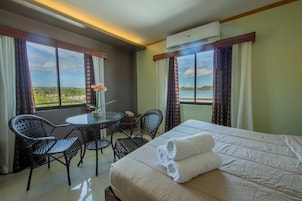 Escritorio, wifi gratis y ropa de cama