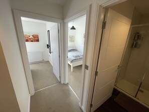 تجهيزات دش، مجففات شعر، مناشف، صابون