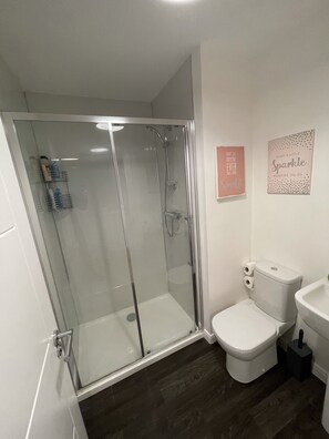 淋浴設備、風筒、提供毛巾、番梘