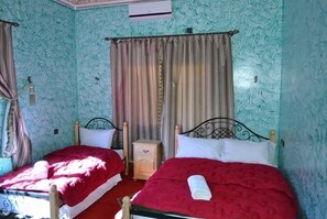 Bureau, rideaux occultants, Wi-Fi gratuit, décoration personnalisée