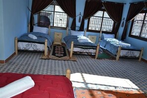 Bureau, rideaux occultants, Wi-Fi gratuit, décoration personnalisée