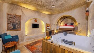 Suite – royal, massasjebadekar | Sengetøy av topp kvalitet, minibar, safe på rommet og skrivebord