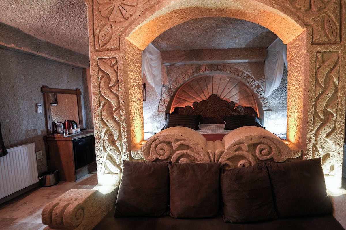 Royal Room, Jetted Tub | Premium bedding, minibar, in-room safe, desk