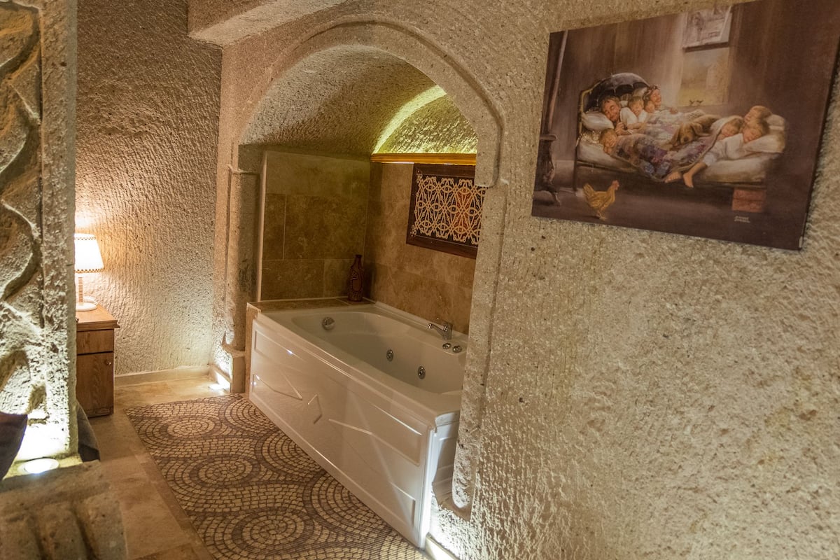 Camera Royal, idromassaggio | Bagno | Set di cortesia gratuito, asciugacapelli, pantofole, bidet