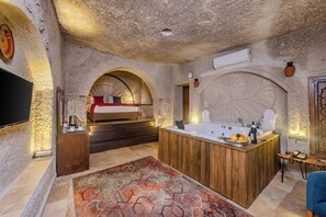 Royal Suite, Jetted Tub | Premium bedding, minibar, in-room safe, desk - Grand Elite Cave Suites (Nevsehir)