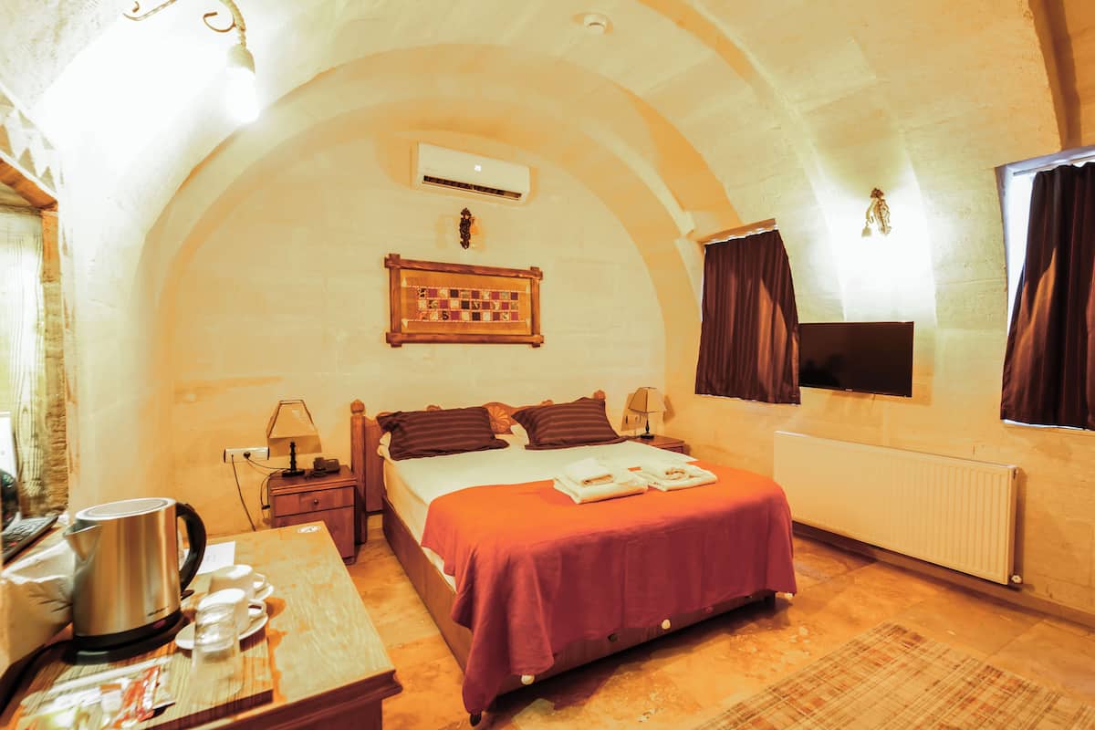 Deluxe Double Room | Premium bedding, minibar, in-room safe, desk