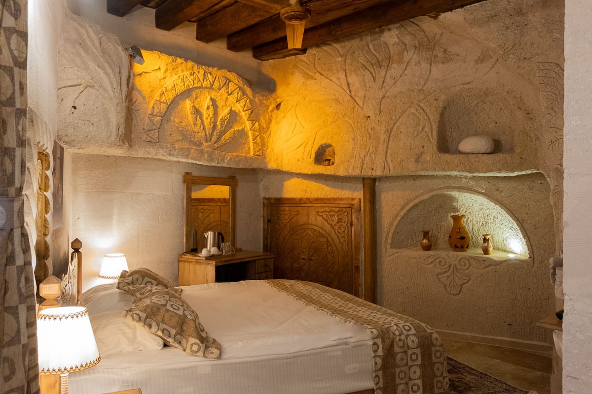 Deluxe Queen Room | Biancheria da letto di alta qualità, minibar, una cassaforte in camera