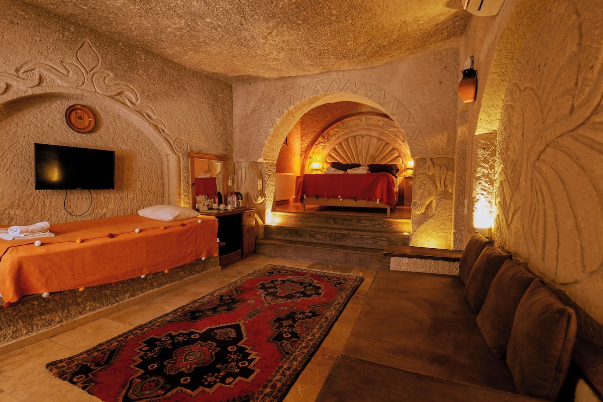 Royal Suite, Jetted Tub | Premium bedding, minibar, in-room safe, desk