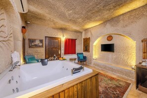 Royal Suite, Jetted Tub | Premium bedding, minibar, in-room safe, desk