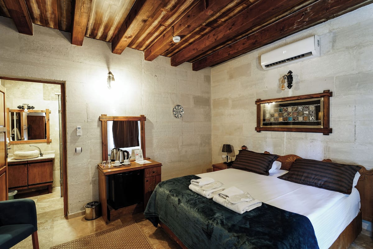 Deluxe Room | Premium bedding, minibar, in-room safe, desk