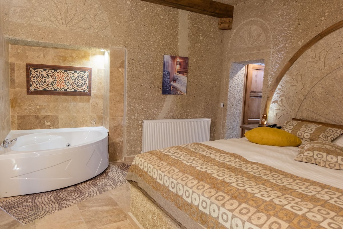 Suite Junior, idromassaggio | Biancheria da letto di alta qualità, minibar, una cassaforte in camera