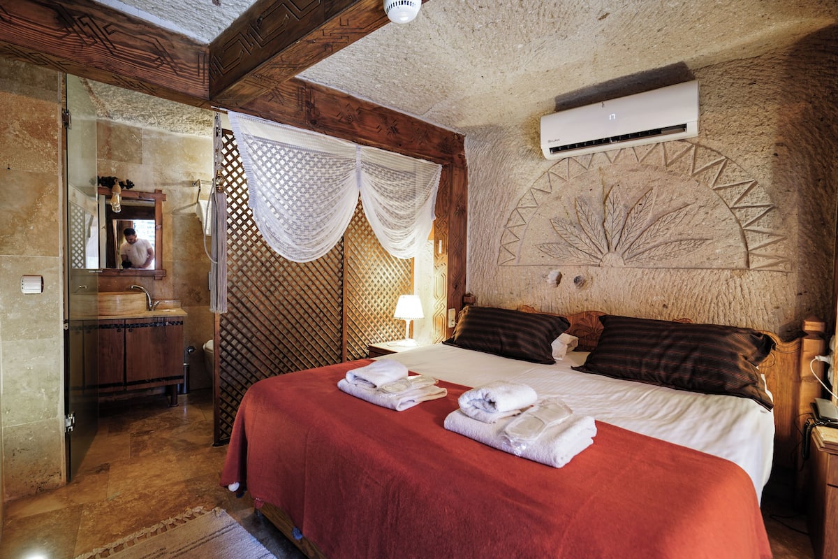 Deluxe Queen Room | Premium bedding, minibar, in-room safe, desk