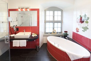 Suite de luna de miel, 1 cama King size, vista a la colina | Baño | Tina y regadera independientes, tina profunda, regadera tipo lluvia