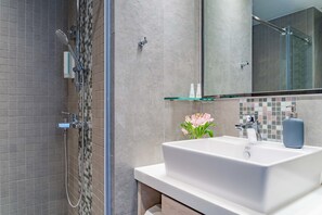 Hair dryer, slippers, towels, shampoo - Hotel Purple Hong Kong (Hong Kong)